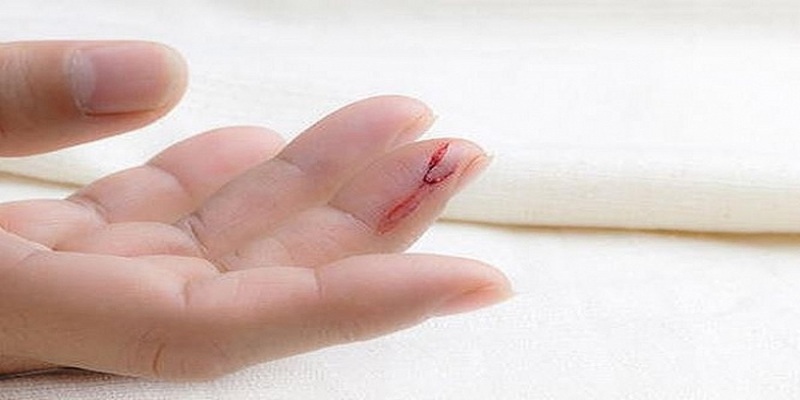 Thấy mình bị đứt tay khi làm bếp thường báo hiệu về sự lơ đễnh